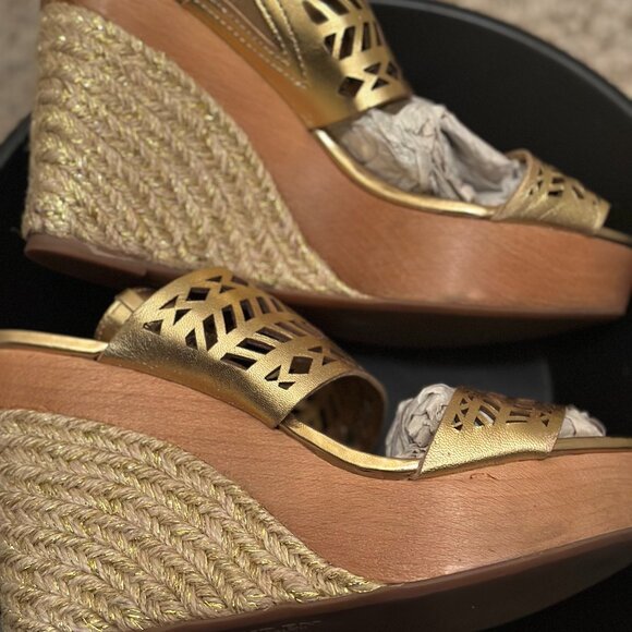 Gold Geometric Cut-Out Wedge Sandals – Size 8.5 - Picture 2 of 11